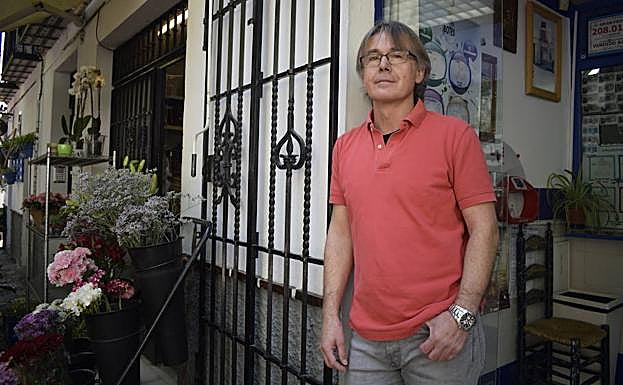 Bernabé Pérez, miembro de la Asociación Cultural Cruz de Mayo, junto a su tienda de lotería en Plaza Larga.