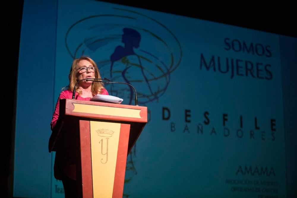 Con el silencio de la sala, en la pantalla se pudieron ver las imágenes de las modelos mostrando sus pechos o, mejor dicho, la falta de ellos en muchos casos. Son mujeres que han padecido cáncer de mama y que querían mostrarse así, al natural. Modelos veteranas, como Nani Aguilar, Antonia Rueda, Cristina Alonso, Conchi Ruiz, Elena Velayos, Lourdes Cabrera, Merce Garzón que se incorporaba este año; junto a la presidenta de AMAMA, Encarna Guerrero. Hubo un recuerdo para Mari Carmen Jiménez, que falleció recientemente.