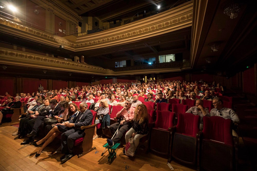 Con el silencio de la sala, en la pantalla se pudieron ver las imágenes de las modelos mostrando sus pechos o, mejor dicho, la falta de ellos en muchos casos. Son mujeres que han padecido cáncer de mama y que querían mostrarse así, al natural. Modelos veteranas, como Nani Aguilar, Antonia Rueda, Cristina Alonso, Conchi Ruiz, Elena Velayos, Lourdes Cabrera, Merce Garzón que se incorporaba este año; junto a la presidenta de AMAMA, Encarna Guerrero. Hubo un recuerdo para Mari Carmen Jiménez, que falleció recientemente.
