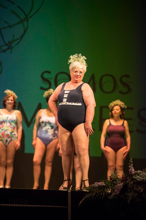 Con el silencio de la sala, en la pantalla se pudieron ver las imágenes de las modelos mostrando sus pechos o, mejor dicho, la falta de ellos en muchos casos. Son mujeres que han padecido cáncer de mama y que querían mostrarse así, al natural. Modelos veteranas, como Nani Aguilar, Antonia Rueda, Cristina Alonso, Conchi Ruiz, Elena Velayos, Lourdes Cabrera, Merce Garzón que se incorporaba este año; junto a la presidenta de AMAMA, Encarna Guerrero. Hubo un recuerdo para Mari Carmen Jiménez, que falleció recientemente.