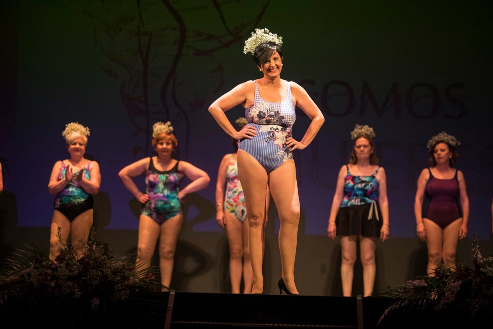 Con el silencio de la sala, en la pantalla se pudieron ver las imágenes de las modelos mostrando sus pechos o, mejor dicho, la falta de ellos en muchos casos. Son mujeres que han padecido cáncer de mama y que querían mostrarse así, al natural. Modelos veteranas, como Nani Aguilar, Antonia Rueda, Cristina Alonso, Conchi Ruiz, Elena Velayos, Lourdes Cabrera, Merce Garzón que se incorporaba este año; junto a la presidenta de AMAMA, Encarna Guerrero. Hubo un recuerdo para Mari Carmen Jiménez, que falleció recientemente.