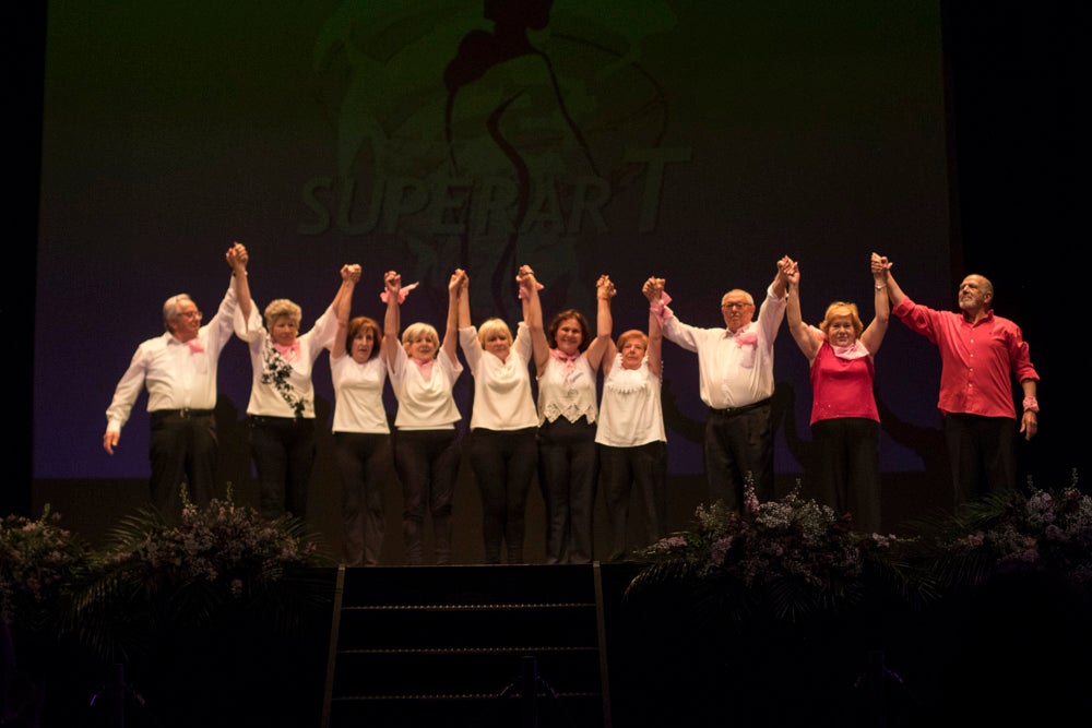 Con el silencio de la sala, en la pantalla se pudieron ver las imágenes de las modelos mostrando sus pechos o, mejor dicho, la falta de ellos en muchos casos. Son mujeres que han padecido cáncer de mama y que querían mostrarse así, al natural. Modelos veteranas, como Nani Aguilar, Antonia Rueda, Cristina Alonso, Conchi Ruiz, Elena Velayos, Lourdes Cabrera, Merce Garzón que se incorporaba este año; junto a la presidenta de AMAMA, Encarna Guerrero. Hubo un recuerdo para Mari Carmen Jiménez, que falleció recientemente.
