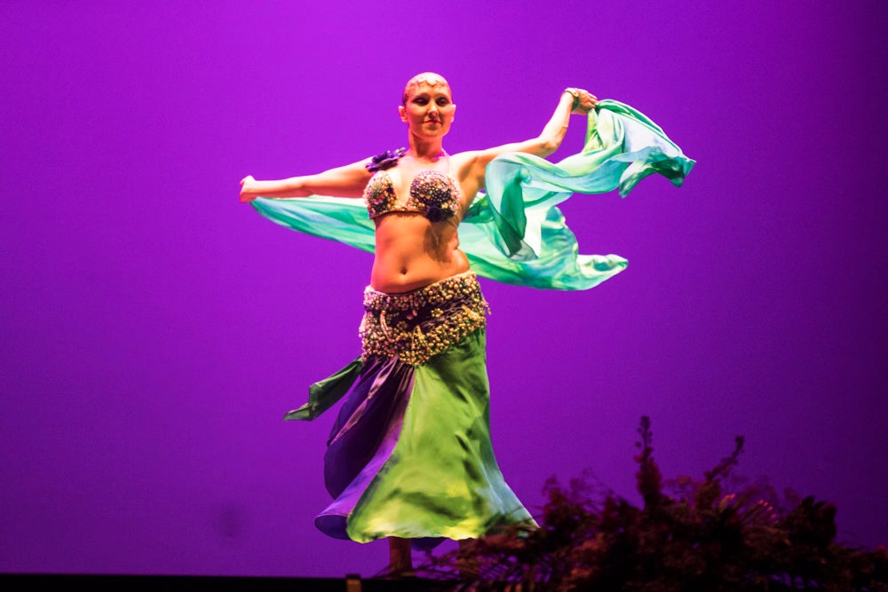 Con el silencio de la sala, en la pantalla se pudieron ver las imágenes de las modelos mostrando sus pechos o, mejor dicho, la falta de ellos en muchos casos. Son mujeres que han padecido cáncer de mama y que querían mostrarse así, al natural. Modelos veteranas, como Nani Aguilar, Antonia Rueda, Cristina Alonso, Conchi Ruiz, Elena Velayos, Lourdes Cabrera, Merce Garzón que se incorporaba este año; junto a la presidenta de AMAMA, Encarna Guerrero. Hubo un recuerdo para Mari Carmen Jiménez, que falleció recientemente.