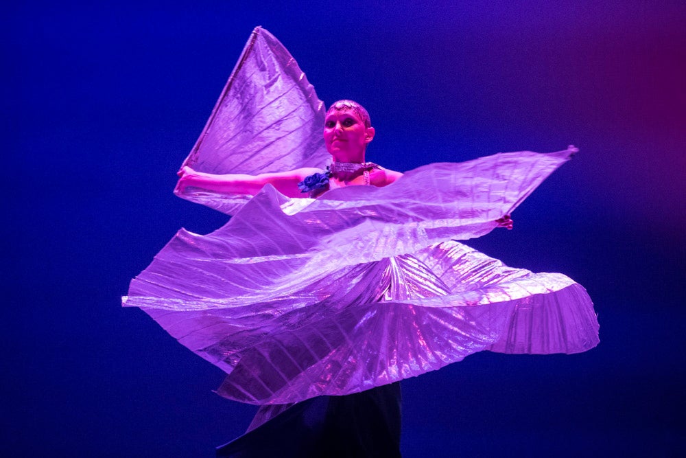 Con el silencio de la sala, en la pantalla se pudieron ver las imágenes de las modelos mostrando sus pechos o, mejor dicho, la falta de ellos en muchos casos. Son mujeres que han padecido cáncer de mama y que querían mostrarse así, al natural. Modelos veteranas, como Nani Aguilar, Antonia Rueda, Cristina Alonso, Conchi Ruiz, Elena Velayos, Lourdes Cabrera, Merce Garzón que se incorporaba este año; junto a la presidenta de AMAMA, Encarna Guerrero. Hubo un recuerdo para Mari Carmen Jiménez, que falleció recientemente.