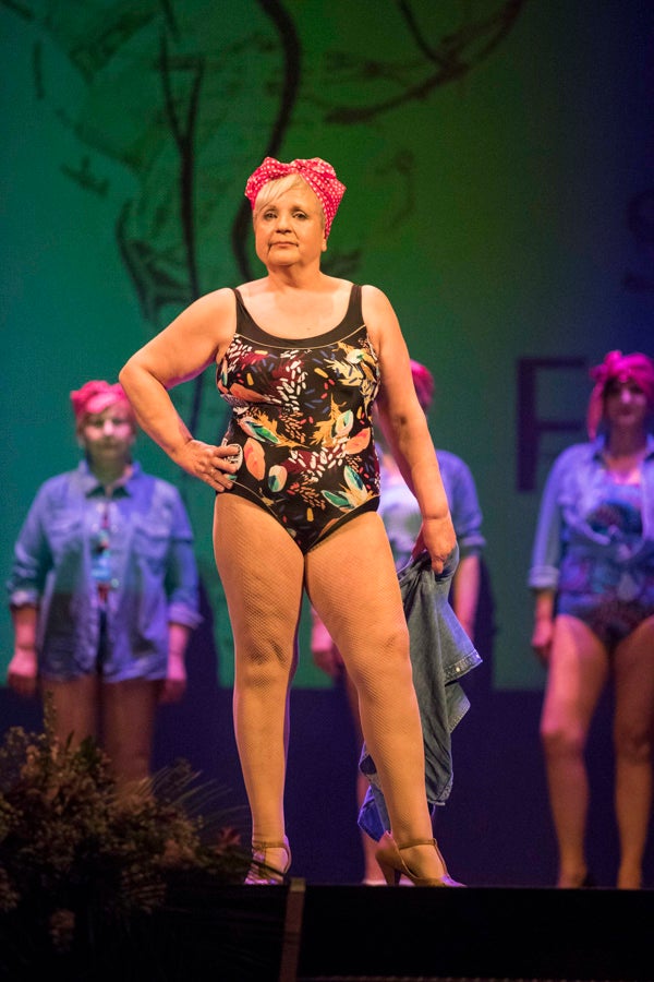 Con el silencio de la sala, en la pantalla se pudieron ver las imágenes de las modelos mostrando sus pechos o, mejor dicho, la falta de ellos en muchos casos. Son mujeres que han padecido cáncer de mama y que querían mostrarse así, al natural. Modelos veteranas, como Nani Aguilar, Antonia Rueda, Cristina Alonso, Conchi Ruiz, Elena Velayos, Lourdes Cabrera, Merce Garzón que se incorporaba este año; junto a la presidenta de AMAMA, Encarna Guerrero. Hubo un recuerdo para Mari Carmen Jiménez, que falleció recientemente.