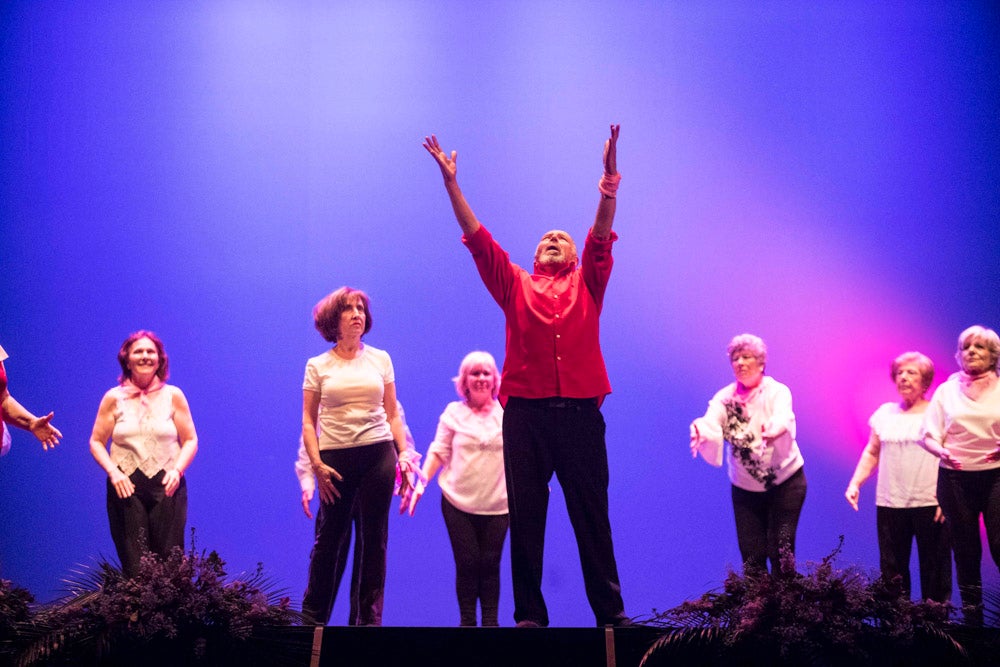 Con el silencio de la sala, en la pantalla se pudieron ver las imágenes de las modelos mostrando sus pechos o, mejor dicho, la falta de ellos en muchos casos. Son mujeres que han padecido cáncer de mama y que querían mostrarse así, al natural. Modelos veteranas, como Nani Aguilar, Antonia Rueda, Cristina Alonso, Conchi Ruiz, Elena Velayos, Lourdes Cabrera, Merce Garzón que se incorporaba este año; junto a la presidenta de AMAMA, Encarna Guerrero. Hubo un recuerdo para Mari Carmen Jiménez, que falleció recientemente.