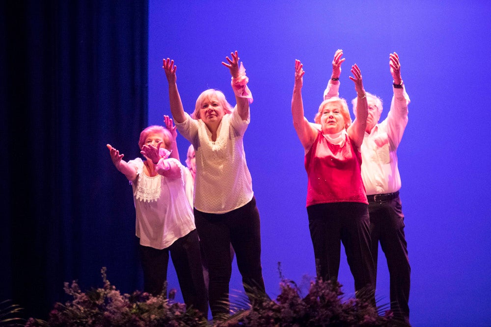 Con el silencio de la sala, en la pantalla se pudieron ver las imágenes de las modelos mostrando sus pechos o, mejor dicho, la falta de ellos en muchos casos. Son mujeres que han padecido cáncer de mama y que querían mostrarse así, al natural. Modelos veteranas, como Nani Aguilar, Antonia Rueda, Cristina Alonso, Conchi Ruiz, Elena Velayos, Lourdes Cabrera, Merce Garzón que se incorporaba este año; junto a la presidenta de AMAMA, Encarna Guerrero. Hubo un recuerdo para Mari Carmen Jiménez, que falleció recientemente.