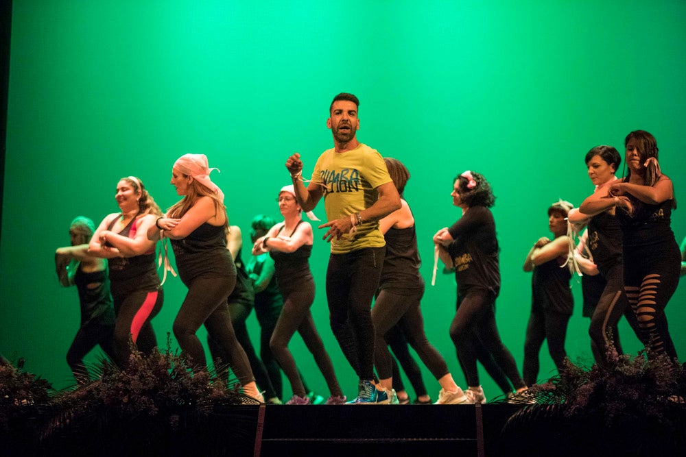 Con el silencio de la sala, en la pantalla se pudieron ver las imágenes de las modelos mostrando sus pechos o, mejor dicho, la falta de ellos en muchos casos. Son mujeres que han padecido cáncer de mama y que querían mostrarse así, al natural. Modelos veteranas, como Nani Aguilar, Antonia Rueda, Cristina Alonso, Conchi Ruiz, Elena Velayos, Lourdes Cabrera, Merce Garzón que se incorporaba este año; junto a la presidenta de AMAMA, Encarna Guerrero. Hubo un recuerdo para Mari Carmen Jiménez, que falleció recientemente.