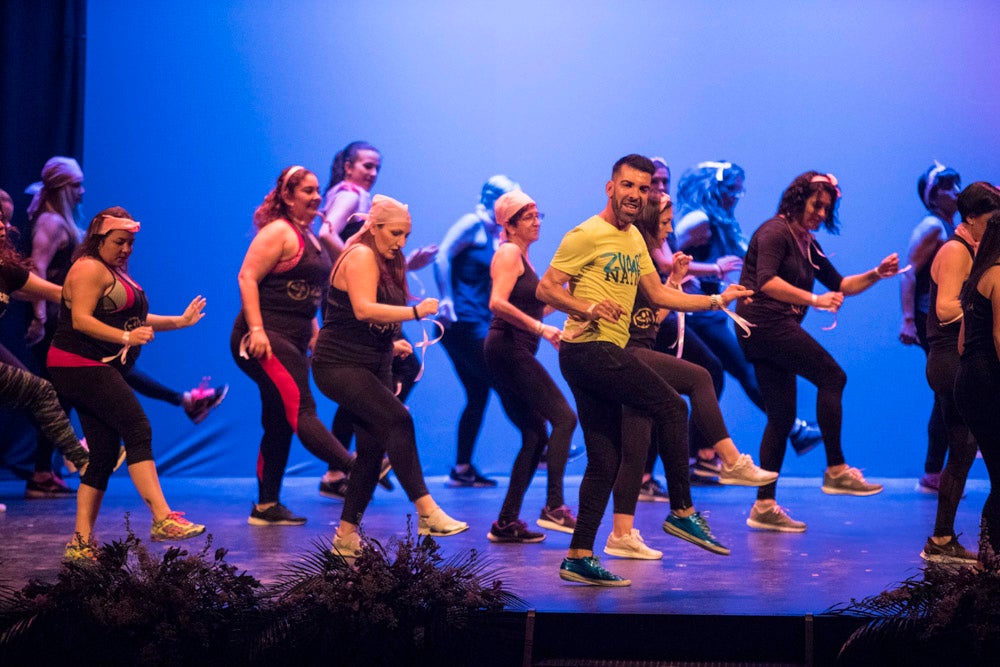 Con el silencio de la sala, en la pantalla se pudieron ver las imágenes de las modelos mostrando sus pechos o, mejor dicho, la falta de ellos en muchos casos. Son mujeres que han padecido cáncer de mama y que querían mostrarse así, al natural. Modelos veteranas, como Nani Aguilar, Antonia Rueda, Cristina Alonso, Conchi Ruiz, Elena Velayos, Lourdes Cabrera, Merce Garzón que se incorporaba este año; junto a la presidenta de AMAMA, Encarna Guerrero. Hubo un recuerdo para Mari Carmen Jiménez, que falleció recientemente.
