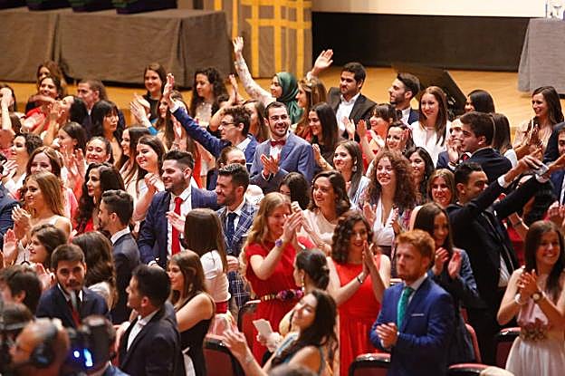 Algunos de los recién graduados, en un momento del acto fin de carrera.