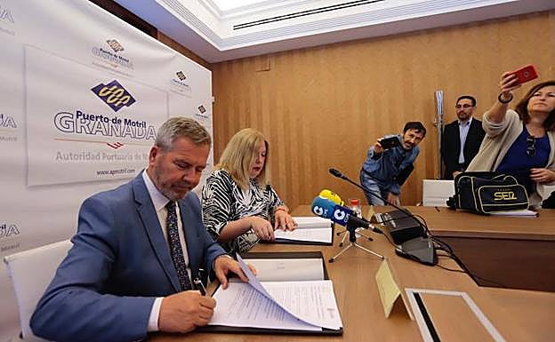 José García Fuentes y Flor Almón han firmado esta mañana el convenio de colaboración