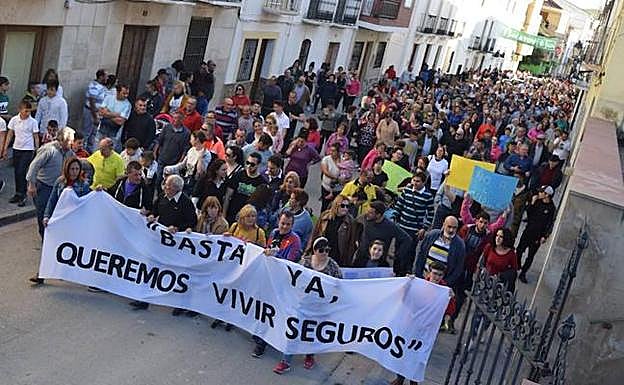 Manifestación desarrollada en Guadahortuna recientemente para condenar la inseguridad ciudadana en el pueblo y en apoyo del vecino que recibió la paliza. 