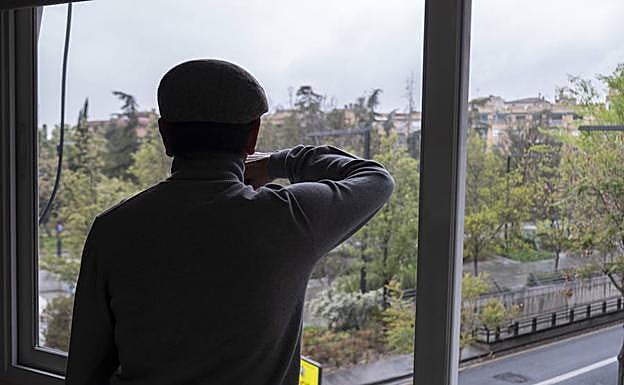 El profesor acusado de acoso sexual, en el despacho de su abogado