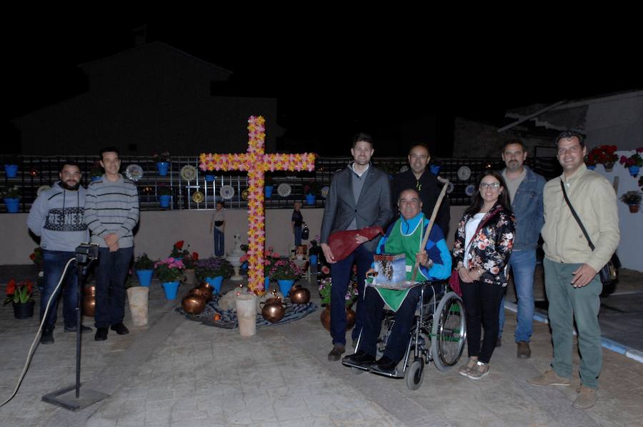 Muchos vecinos suben en la víspera a la ermita del Tajo de la Cruz para realizar el velatorio durante toda la noche 