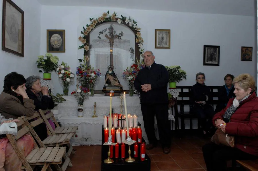 Muchos vecinos suben en la víspera a la ermita del Tajo de la Cruz para realizar el velatorio durante toda la noche 