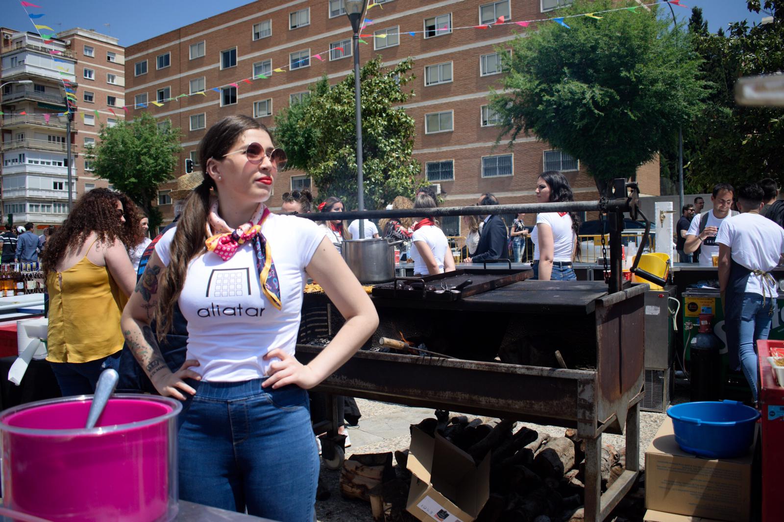 El ambiente, la música y la comida se concentran en torno a la Cruz de Ideal en la plaza del centro comercial Neptuno