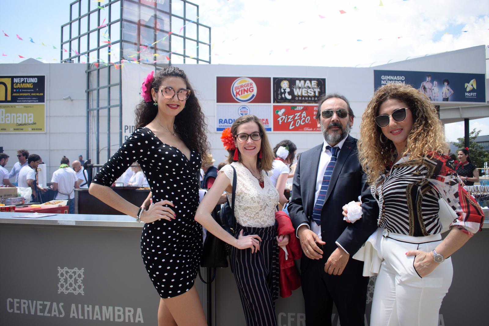 El ambiente, la música y la comida se concentran en torno a la Cruz de Ideal en la plaza del centro comercial Neptuno