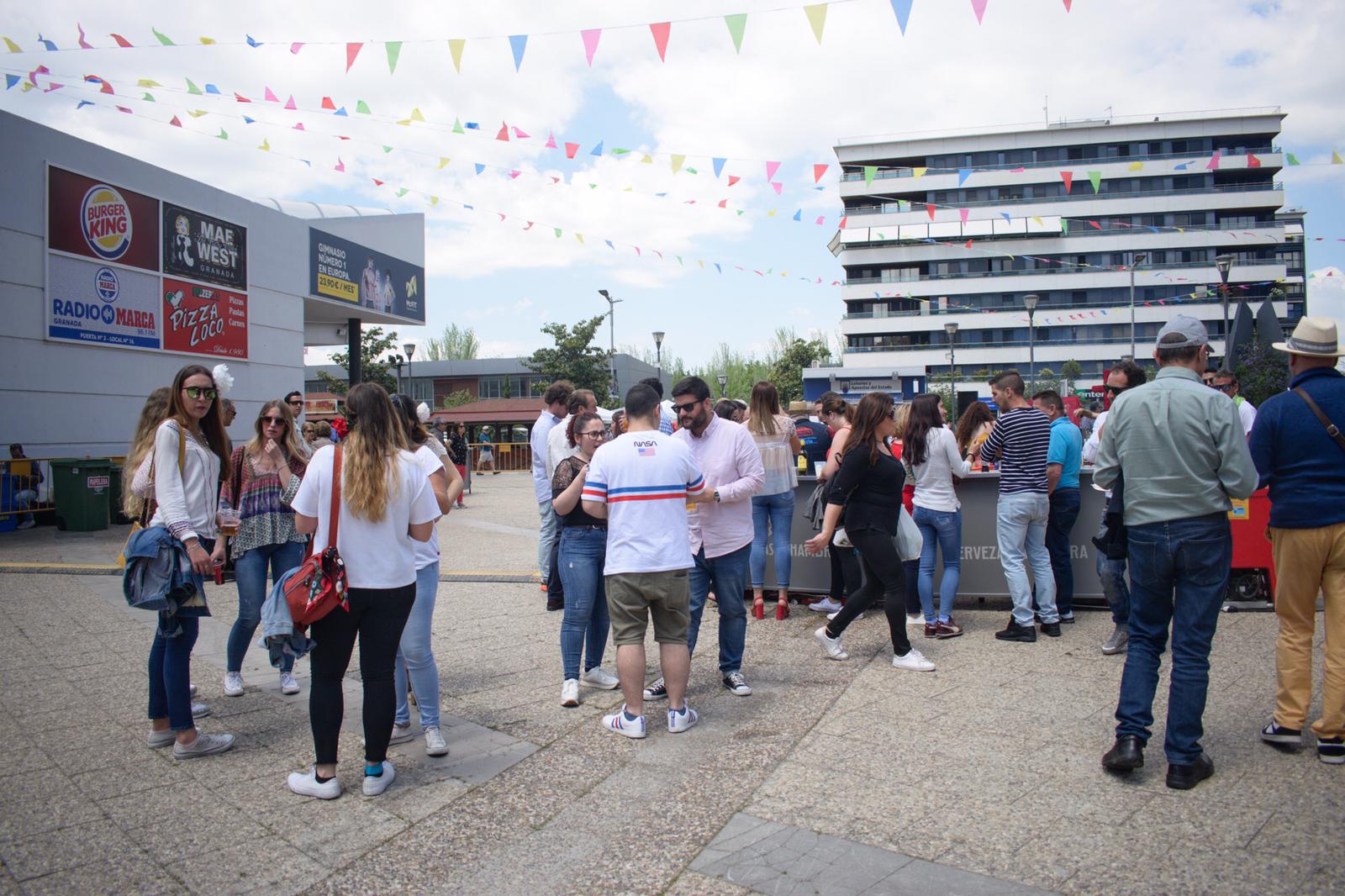 El ambiente, la música y la comida se concentran en torno a la Cruz de Ideal en la plaza del centro comercial Neptuno