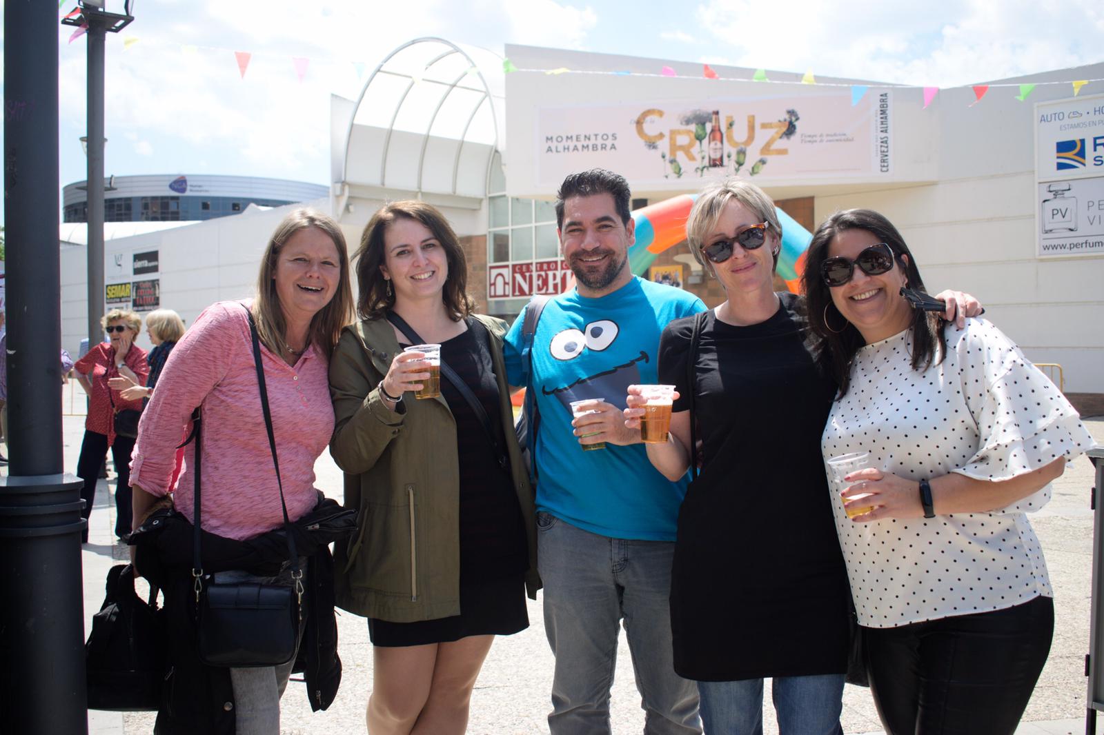 El ambiente, la música y la comida se concentran en torno a la Cruz de Ideal en la plaza del centro comercial Neptuno