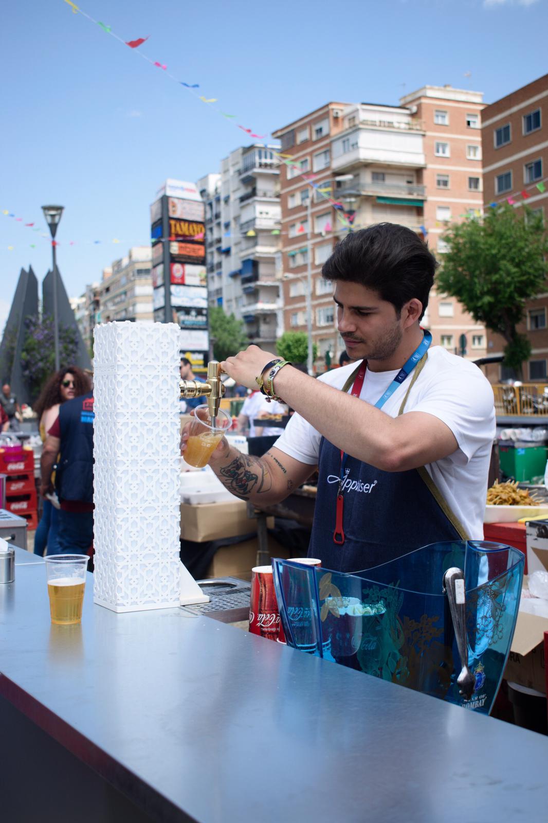 El ambiente, la música y la comida se concentran en torno a la Cruz de Ideal en la plaza del centro comercial Neptuno