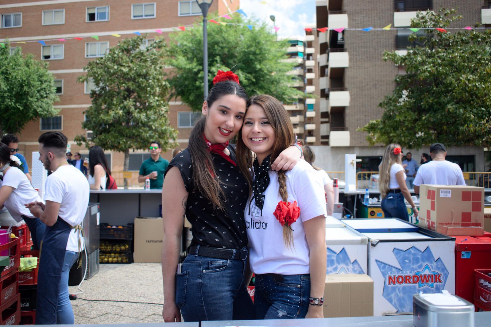 El ambiente, la música y la comida se concentran en torno a la Cruz de Ideal en la plaza del centro comercial Neptuno