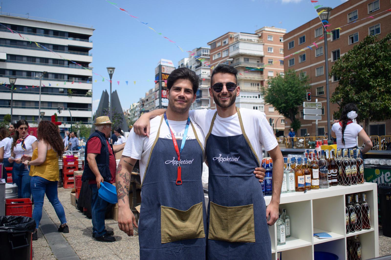 El ambiente, la música y la comida se concentran en torno a la Cruz de Ideal en la plaza del centro comercial Neptuno