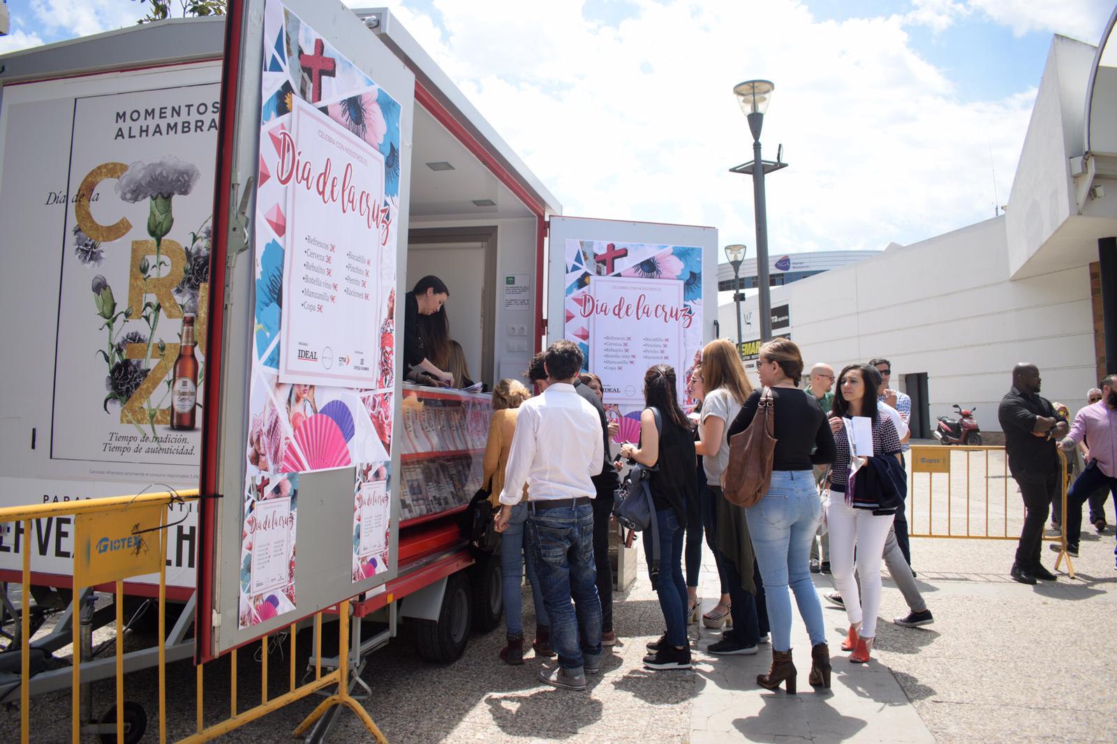 El ambiente, la música y la comida se concentran en torno a la Cruz de Ideal en la plaza del centro comercial Neptuno