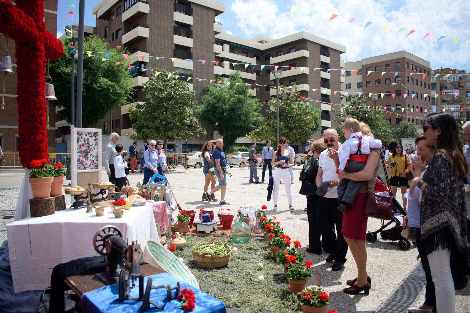 El ambiente, la música y la comida se concentran en torno a la Cruz de Ideal en la plaza del centro comercial Neptuno