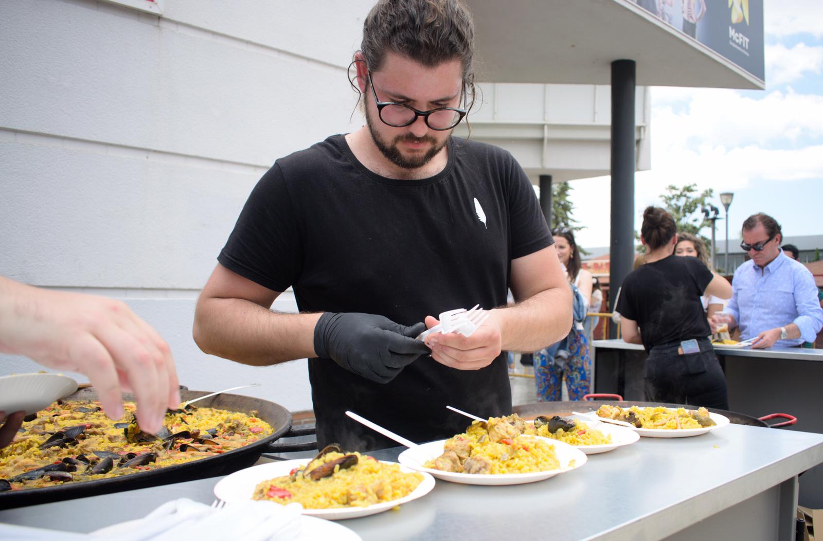 El ambiente, la música y la comida se concentran en torno a la Cruz de Ideal en la plaza del centro comercial Neptuno