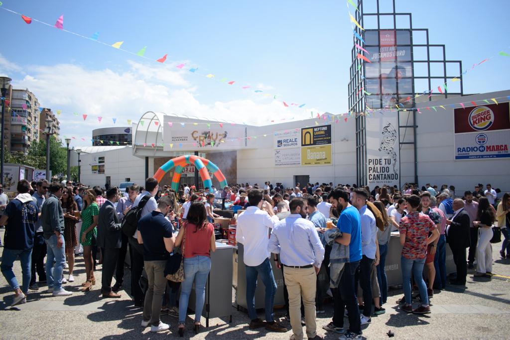 El ambiente, la música y la comida se concentran en torno a la Cruz de Ideal en la plaza del centro comercial Neptuno