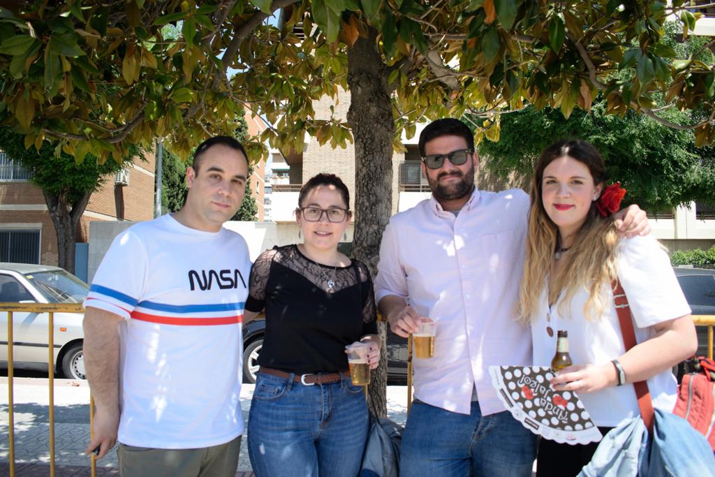 El ambiente, la música y la comida se concentran en torno a la Cruz de Ideal en la plaza del centro comercial Neptuno