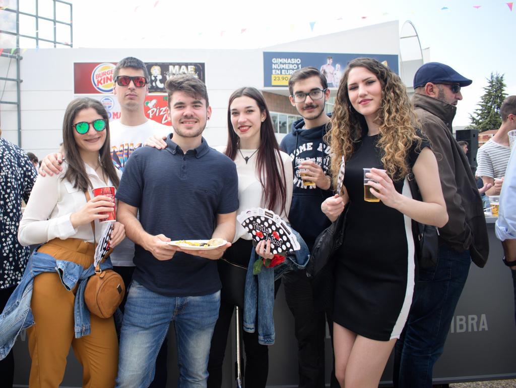 El ambiente, la música y la comida se concentran en torno a la Cruz de Ideal en la plaza del centro comercial Neptuno