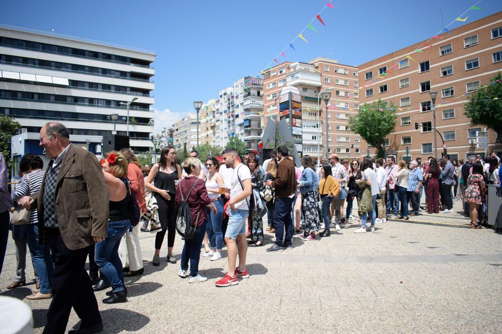 El ambiente, la música y la comida se concentran en torno a la Cruz de Ideal en la plaza del centro comercial Neptuno