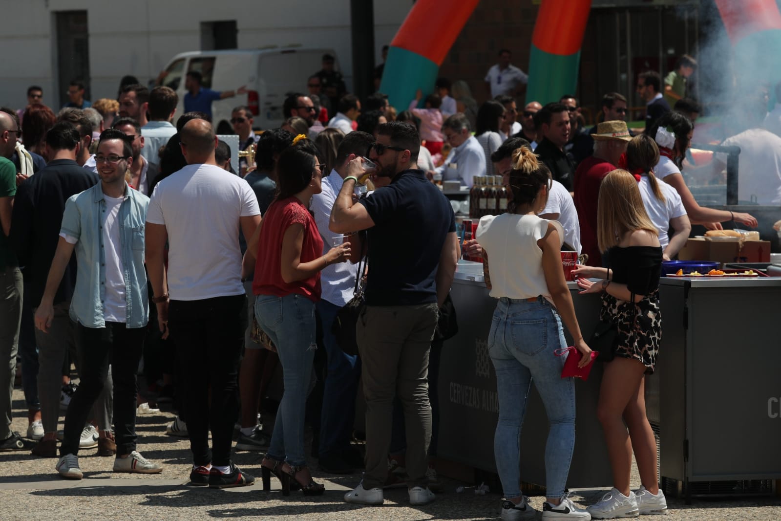 El ambiente, la música y la comida se concentran en torno a la Cruz de Ideal en la plaza del centro comercial Neptuno