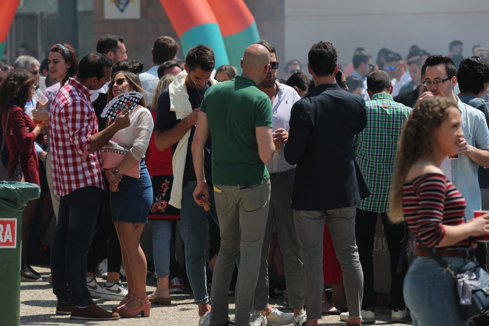 El ambiente, la música y la comida se concentran en torno a la Cruz de Ideal en la plaza del centro comercial Neptuno