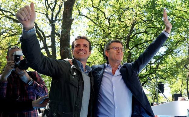 El líder del PP; Pablo Casado (i), y el presidente de la Xunta, Alberto Núñez Feijóo, durante un acto político en O Pino.