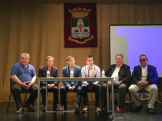 Reyes, en el centro, durante las jornadas celebradas en Beas de Segura.