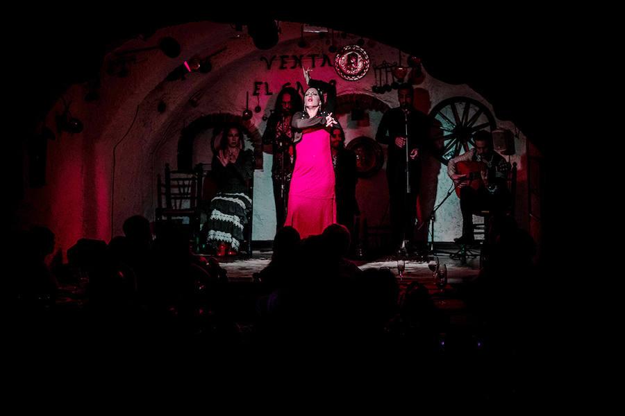 El popular Juan Heredia, propietario de Casa Juanillo, fundó la Venta del Galo en el año 1999. Su objetivo era «hacer algo bonito» del que hacer partícipe a sus hijos Encarni, Jara, Israel y Toñi. Con aforo para 140 espectadores, es otro de los clásicos flamencos del Sacromonte. Por allí han pasado grandes flamencos como el cantaor Enrique Morente y el tocaor Pepe Habichuela. En 2001 recibió el Premio Prestigio Turístico de Granada.