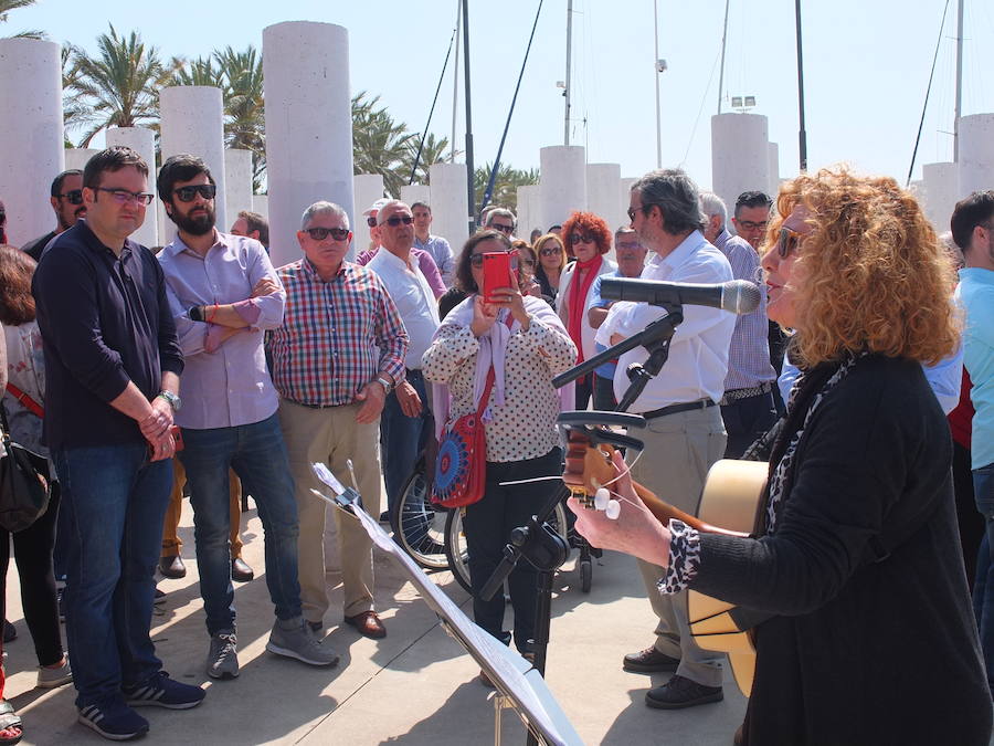 El acto contó con la exposición como orador del profesor de Filosofía e histórico militante del Partido Comunista de Andalucía en Almería Manuel del Pino, quien también abogó por la misma idea