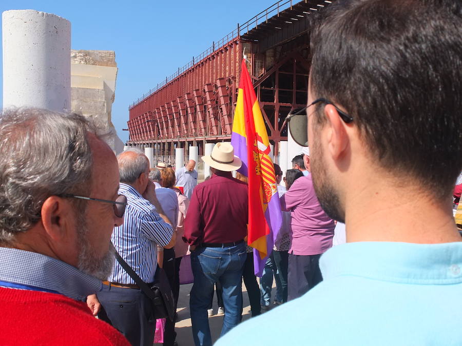 El acto contó con la exposición como orador del profesor de Filosofía e histórico militante del Partido Comunista de Andalucía en Almería Manuel del Pino, quien también abogó por la misma idea