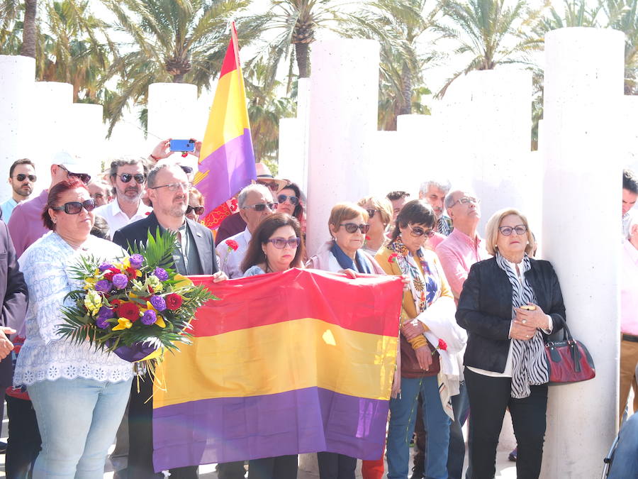 El acto contó con la exposición como orador del profesor de Filosofía e histórico militante del Partido Comunista de Andalucía en Almería Manuel del Pino, quien también abogó por la misma idea
