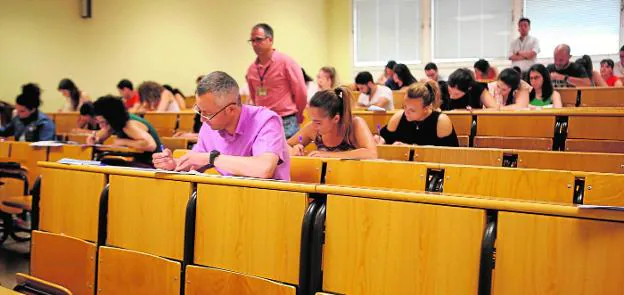 Aspirantes a las oposiciones para acceder al Cuerpo de Maestros se disponen a hacer el examen en Jaén. 