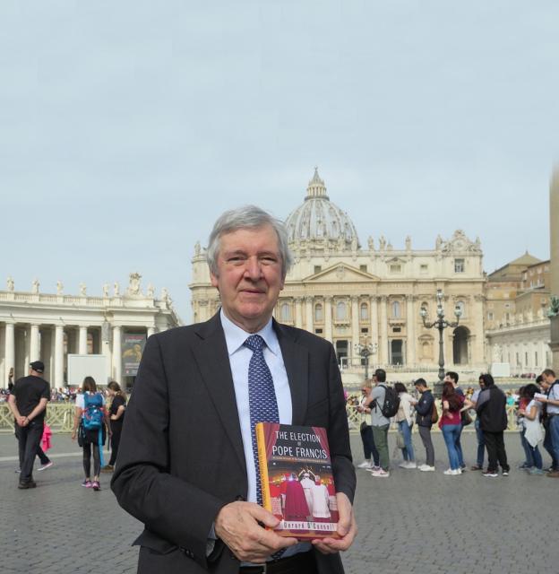 Gerard O'Connell posa con su libro en la Plaza de San Pedro del Vaticano. :: darío menor