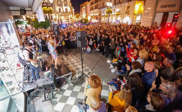 Actuación en directo ante un gran número de espectadores en la Noche en Blanco