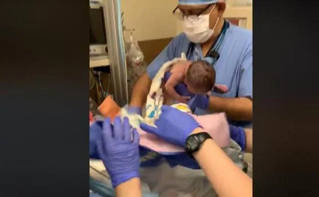 Una pareja publica el vídeo de su bebé cayendo de los brazos del médico tras la falta de disculpas del hospital