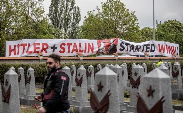 Carteles de protestas contra los moteros rusos, en un cementerio de Praga donde realizaron una ofrenda por sus compatriotas caídos en la Segunda Guerra Mundial.