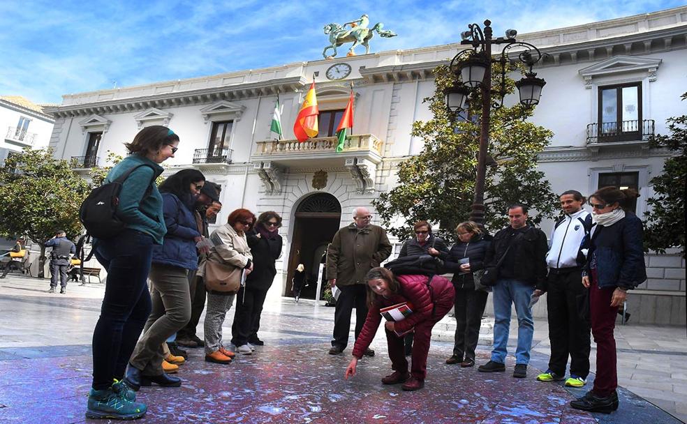 La paleontóloga Elvira Martín muestra la 'playa' de fósiles marinos en el pavimento de la plaza del Carmen 