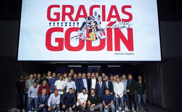 Godín, junto a toda la plantilla, cuerpo técnico y el presidente del Atlético, Enrique Cerezo. 