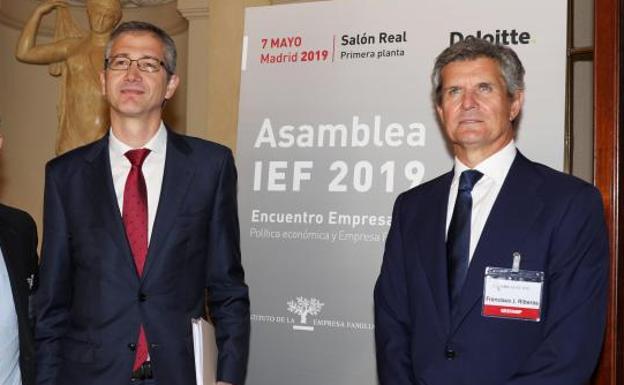 El gobernador del BdE, Pablo Hernández de Cos (i) y el presidente del IEF, Francisco Riberas.