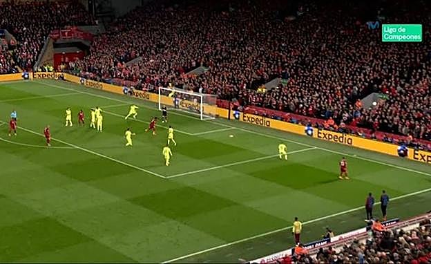 El balón sacado por Alexander-Arnold antes de ser rematado por Origi.